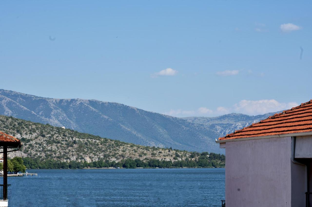 Κεντρικό Και Ευρύχωρο Οροφοδιαμέρισμα Kastoria Exterior foto
